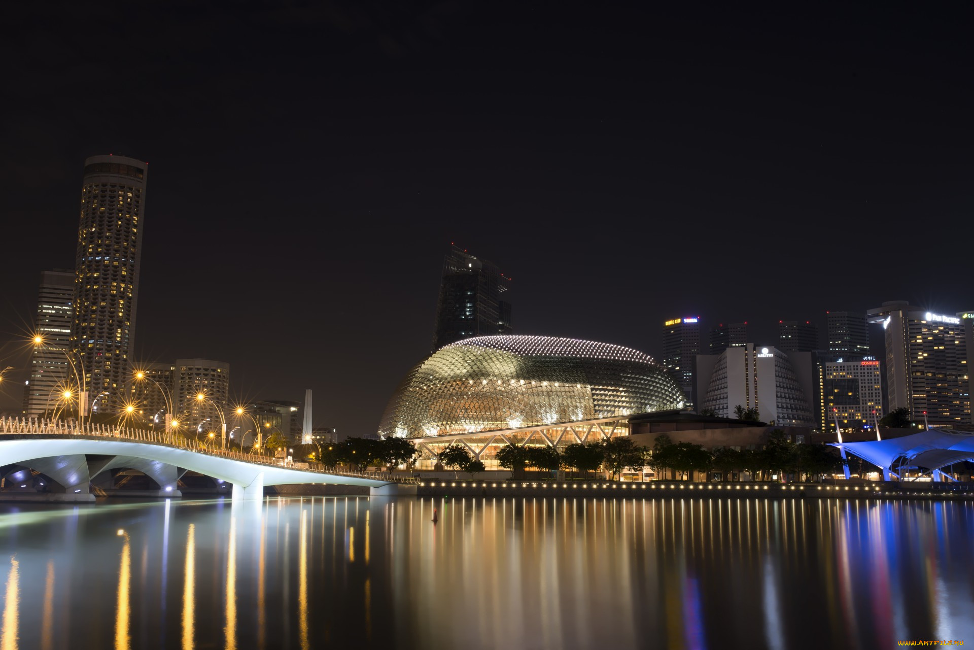 Esplanade Bridge Сингапур. Театр Эспланада ночь. Театры Уэльса. Gray City nearby the Bay.